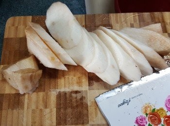 step1: 新鮮淮山去皮洗淨後,將淮山打斜切一片片厚片(不要太薄,否則易斷)