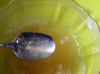 step6: 隔熱水變成透明的魚膠溶液