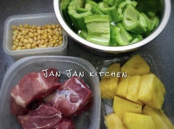 step1: 黃豆先浸一晚，菠蘿切件，涼瓜去籽切大件，略汆燙。西施骨汆水沖淨。
涼瓜汆燙可去除過多的草酸，因草酸會影響鈣質的吸收。怕苦更可加點鹽汆燙。