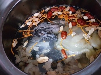 step6: 瓦煲洗淨，加入6升清水，倒入全部材料（除了枸杞）