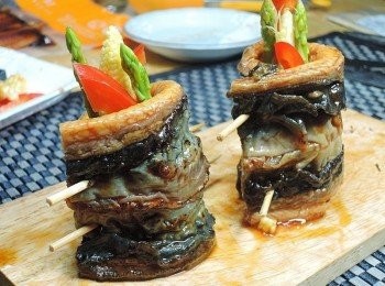 step4: 捲起來後用牙籤固定，入烤箱180度烤8分鐘，或入氣炸鍋120度5分180度3分