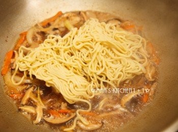 step4: 再來將高湯、香菇水與蠔油倒入鍋中煮滾後，將油麵加入拌炒。