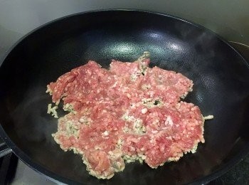 step2: 同樣地將豬肉碎煎至半熟，加入腩肉粒，轉中小火。