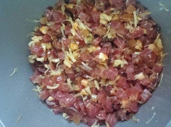 step4: 臘味放入鑊中爆香後，加入薑汁酒炒勻，盛起，放涼