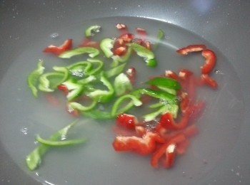 step5: 青紅椒洗淨切幼條,用滾水煮2分鐘待用