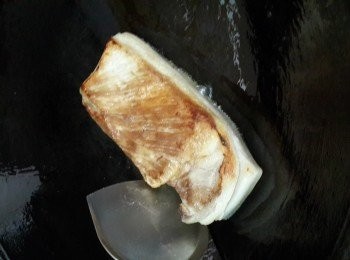 step4: 用廚房紙抹干水分，然後鑊內下油，將五花肉落鑊煎炸至每面金黃後盛起