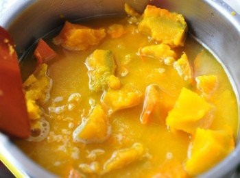 step4: 再將南瓜塊加些冷水稍微壓碎