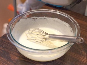 step3: 希臘乳酪及糖用手動打蛋器打至糖溶化，刮到碗不會沙沙的感覺