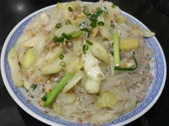 step8: 先將節瓜用刀背挖去皮切件粗條備用 , 蝦米用清水浸洗後隔乾水份備用 , 粉絲浸軟後隔乾水份備用 , 免治豬肉用少少雞粉 , 糖 , 生粉醃入味備用 .

將蝦米用蒜頭 , 乾蔥爆香備用 , 再將免治豬肉用蒜頭 . 乾蔥爆炒至半熟備用 , 再用蒜頭 , 乾蔥 , 薑