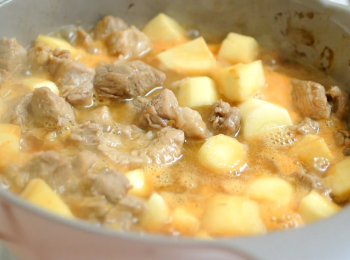 step8: 煮滾後蓋上, 中小火煮20分鐘或至防風草至粉身