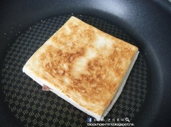 step3: 把麵包夾好，煎之前先壓一壓平，然後再慢火慢慢把兩邊煎成金黃色，如果家裡有焗爐其實也可以用焗的呢。