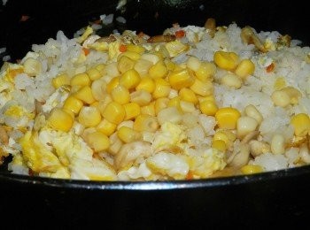 step6: 加入我最愛的綠巨人金玉雙色玉米粒後拌炒一下，調味起鍋