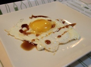 step5: 太陽蛋淋上調味醬抄下飯的