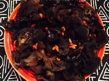 step1: 雲耳泡水約30分鐘，和枸杞子一起沖洗乾淨備用。準備一鍋水，放薑片。燒滾後放雲耳及枸杞子川燙約30秒，撈起瀝乾。