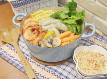 step5: 好豐盛的一鍋味噌海鮮火鍋呀^^" 怎麼辦...該從哪個下手吃呢!!! 旁邊附的是營養滿滿的"一整顆番茄飯"唷~~