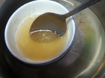 step4: 再做忌廉餅體:先將40g食用凍開水,慢慢倒入魚膠粉拌勻,再座熱水待完全溶解,取出待涼