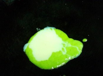 step9: 熄火，原鑊倒入地捫青芥辣蛋黄醬同煉奶，兜勻