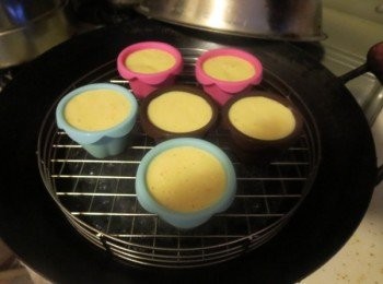 step7: 蛋糕糊静置的时侯,可以在锅内烧开水了,放上蒸架.把容器放入,盖上锅盖,用中火蒸20分钟.蒸好后,要等1分钟再开盖.