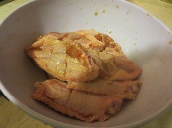 step1: 鸡翅洗净，身上切二切，方便入味。