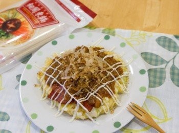 step9: 起鍋後，抹上自製<span class="group_1">燒肉醬</span>，淋上美乃滋，再放上柴魚片即可