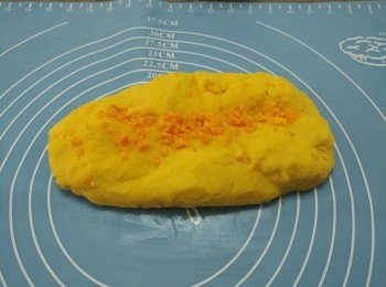 step7: 分數次入鹹蛋黃碎搓揉，