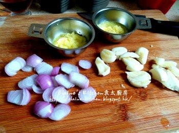 step1: 蒜頭去衣拍 , 乾蔥頭去衣切片 , 薑蘑成蓉分兩份