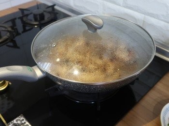 step4: 煮沸後瓦斯爐火改用小火，蓋上鍋蓋，
依喜好口感續悶煮40~60分鐘