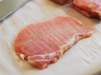 step1: 將豬里肌肉以刀背或肉鎚拍鬆，放入玻璃保鮮盒或夾鏈袋