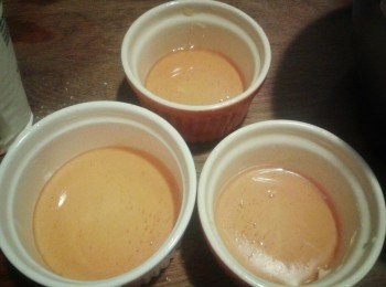 step1: 先塗一層奶油在蒸盤或小杯子內，例入糖漿備用