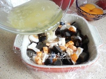 step5: 將鹹蛋粒 , 皮蛋粒平均放入器皿內 , 將蛋白倒入填滿