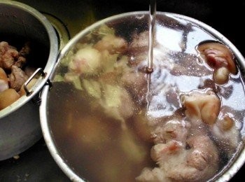 step2: 再將豬腳放到自來水下，沖洗乾淨。將豬腳放進鍋中，加入所有<span class="group_2">滷汁用料</span>