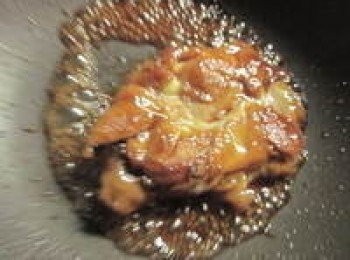 step5: 蓋鍋蓋以中小火煮10~15分鐘至醬汁濃稠後倒入檸檬汁拌勻即可關火盛盤,盤子鋪一些高麗菜絲,和雞肉一起食用超清爽對味唷!