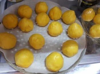 step12: 將所有皮一次過包好所有餡先,再放入雪櫃雪硬身,約30分鐘以上才每4個-5個取出吸模(取4-5個出來吸模是因為保持皮夠硬身,吸模時才不會易痴模)