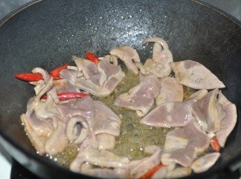 step3: 一大匙熱油，將醃豬肝倒入鍋中大火快炒