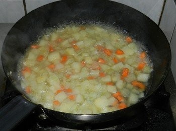 step4: 先加入一碗水煮熟蔬菜