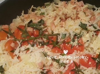 step5: 撒上芝士碎, 胡椒粉和金不換, 即成平底鑊車厘茄焗飯