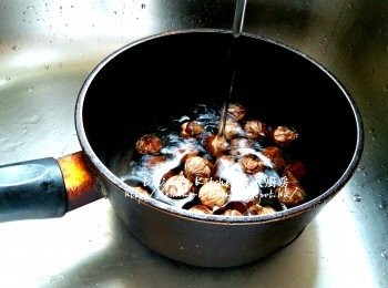 step1: 栗子放入煲內 , 加水浸過面用中火煮5分鐘至滾起