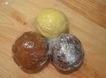 step5: 用保鮮膜將麵糰包好，放入雪櫃冷藏半小時。