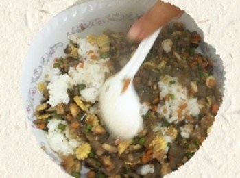 step9: 起鍋後將白飯與拌料攪拌均勻即可上桌。