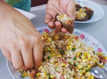 step5: 將墨玉口袋打開，塞入炒飯，即可食用。