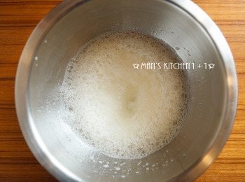 step4: 準備另外一個乾淨的鋼盆，將蛋白與1/2的糖用KitchenAid手持式攪拌機打到稍微起泡。