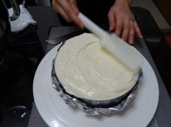 step7: 再倒入餘下的芝士餡， 至滿模， 用抹刀抹平表面，