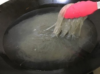 step8: 燒熱一鍋滾水, 加入粉絲煮熟約3-5分鐘, (自行調教喜歡的軟硬爽身度), 再過冷河, 瀝乾備用