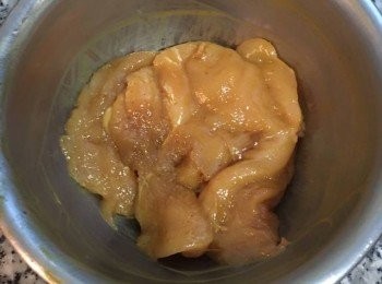 step2: <a href="https://bit.ly/3EZL8dD" target="_blank" data-keyword="雞胸" class="guide-link"><strong>雞胸</strong></a> <span style="display:inline-block;vertical-align:middle;margin-top:-3px;color:initial;border-radius:3px;padding:2px 3px;font-size:12px;line-height:14px;background:#87d300;color:#fff;">即買</span> 將較厚的部位剖開攤平，並在<a href="https://bit.ly/3EZL8dD" target="_blank" data-keyword="雞胸" class="guide-link"><strong>雞胸</strong></a> <span style="display:inline-block;vertical-align:middle;margin-top:-3px;color:initial;border-radius:3px;padding:2px 3px;font-size:12px;line-height:14px;background:#87d300;color:#fff;">即買</span> 上劃幾刀幫助入味和縮短煎的時間。接著用醃料將<a href="https://bit.ly/3EZL8dD" target="_blank" data-keyword="雞胸" class="guide-link"><strong>雞胸</strong></a> <span style="display:inline-block;vertical-align:middle;margin-top:-3px;color:initial;border-radius:3px;padding:2px 3px;font-size:12px;line-height:14px;background:#87d300;color:#fff;">即買</span> 抓醃後靜置。