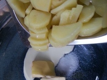 step5: 將薯仔蒸熟後襯熱倒入薯蓉碗中用义壓蓉及拌勻