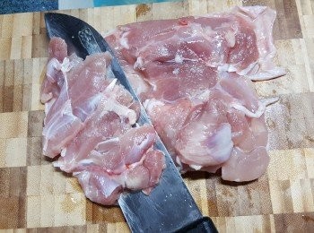 step1: 先將<a href="https://bit.ly/2ZxapeY" target="_blank" data-keyword="雞扒" class="guide-link"><strong>雞扒</strong></a> <span style="display:inline-block;vertical-align:middle;margin-top:-3px;color:initial;border-radius:3px;padding:2px 3px;font-size:12px;line-height:14px;background:#87d300;color:#fff;">即買</span> 解凍洗淨後,由中間開始左右兩邊用刀切薄,但不要切斷(切薄作用是令<a href="https://bit.ly/2ZxapeY" target="_blank" data-keyword="雞扒" class="guide-link"><strong>雞扒</strong></a> <span style="display:inline-block;vertical-align:middle;margin-top:-3px;color:initial;border-radius:3px;padding:2px 3px;font-size:12px;line-height:14px;background:#87d300;color:#fff;">即買</span> 可以更大塊,卷起時更多層次)