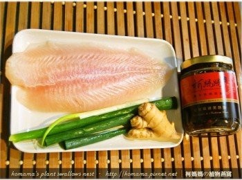 step1: 準備紅椒麻辣黑菇醬、比利魚、青蔥與老薑等料理<span class="group_1">食材</span>。