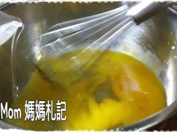 step4: 慢慢加入熱水，邊加邊攪勻。
越熱的水越要慢加，否則會有蛋絲凝固影響口感！