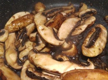 step2: 不需炒太耐,太耐會出水的。