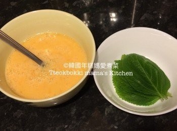 step1: 將4隻蛋和2.5湯匙水加入鹽和胡椒粉一起發勻，洗淨紫蘇葉備用。